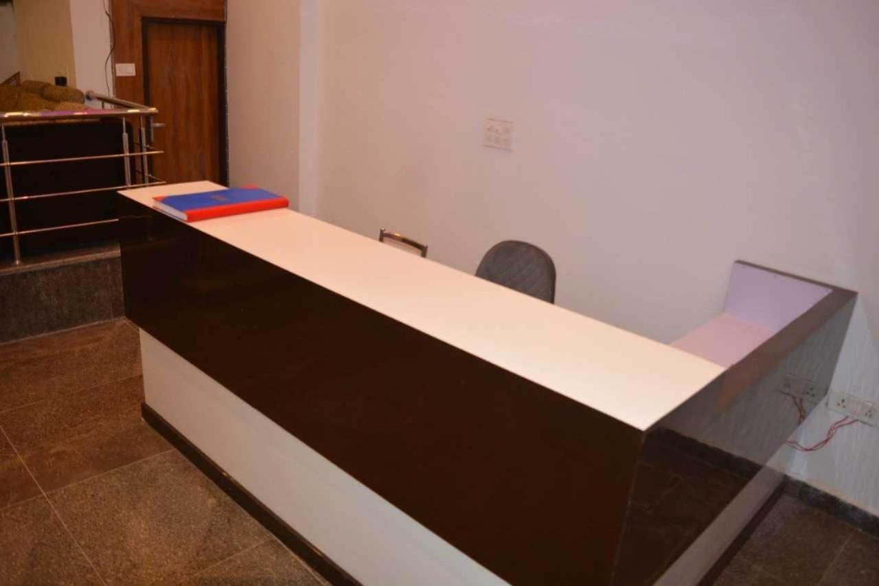 Hotel O Alpha Stay Нью-Дели Экстерьер фото